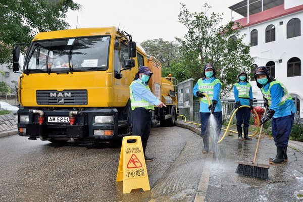 清潔工人加強清潔街道，配合食物環境衞生署的全港歲晚清潔運動。