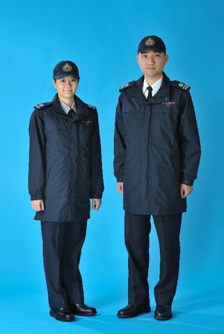 圖示助理小販管理主任（左）及小販管理主任穿上新多用途外套及鴨舌帽的新冬季制服。