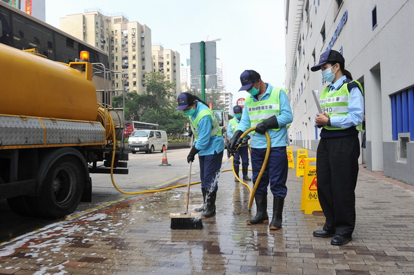 清潔工人加強街道清潔，以配合食物環境衞生署的全港歲晚清潔運動。