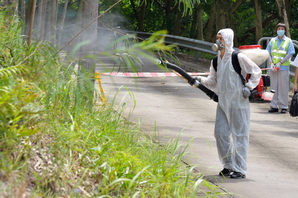食環署人員在屯門進行滅蚊噴霧，防治蚊患。