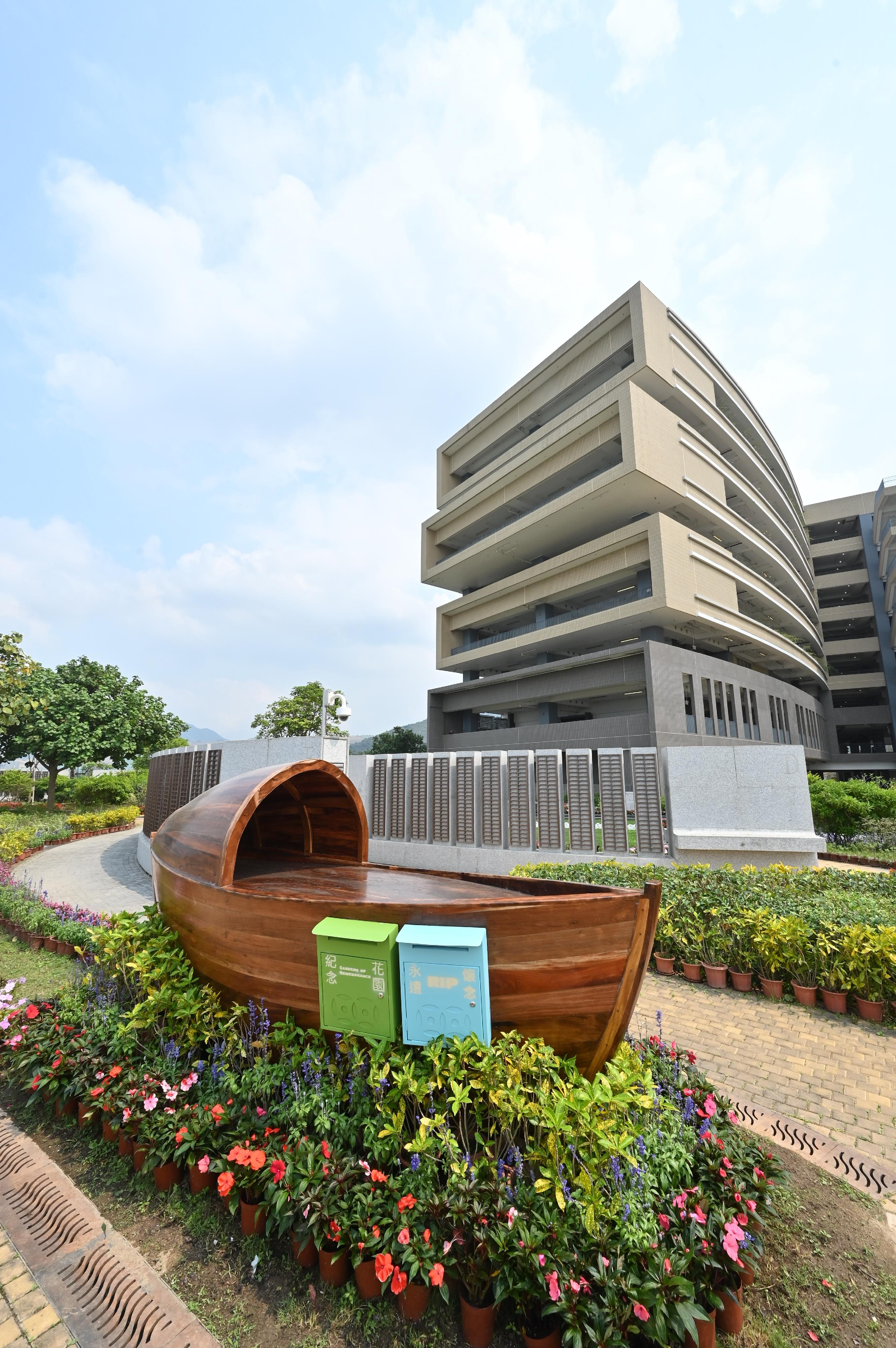 The Food and Environmental Hygiene Department said today (April 3) that to further enhance its green burial services, a wooden artwork has been installed at the Garden of Remembrance (GoR) in Tsang Tsui, Tuen Mun. Memorial post boxes with local characteristics on the artwork allow families of those who have used green burial services (including scattering of cremains at sea and in GoRs) to send their blessings and remembrance to the deceased by posting memorial notes
