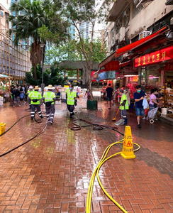 徹底清理垃圾及清洗地面1