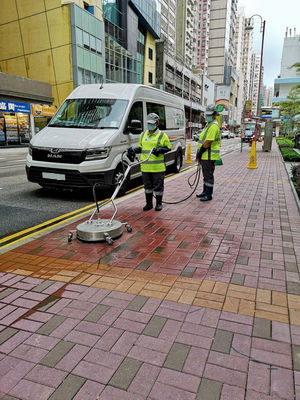潔淨工人使用小型洗街車（型號二）的高速清洗盤清洗街道