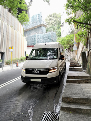 小型洗街車（型號二）使用噴咀清洗陡斜街道