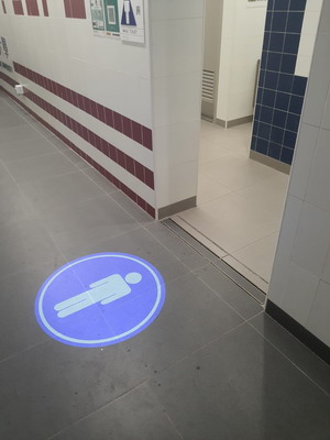 男廁入口設有投影燈，顯示男廁標誌