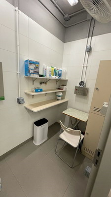 男女廁所事務員值勤室均設有桌椅