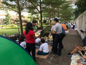 向外傭派發多種語言的宣傳單張1