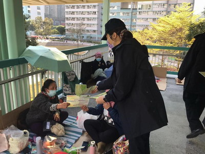 向外傭派發多種語言的宣傳單張3