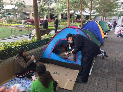 向外傭派發多種語言的宣傳單張4