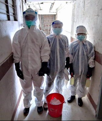 清潔工人到確診者住所進行消毒工作1