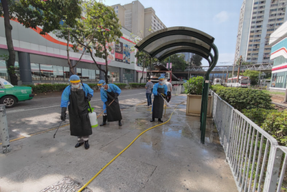 在確診樓宇的周邊公眾街道進行清潔及消毒1