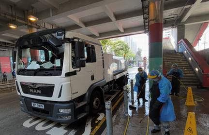 在確診樓宇的周邊公眾街道進行清潔及消毒2