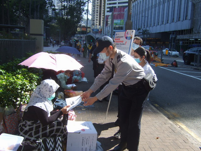 派發多種語言的宣傳單張2