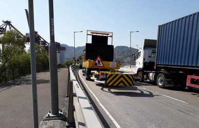 在葵衣大橋(南橋)連接的斜坡頂上與路政署進行的聯合清潔行動1