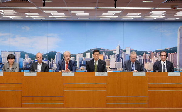 The Consultant (Community Medicine) (Risk Assessment and Communication) of the Centre for Food Safety of the Food and Environmental Hygiene Department, Dr Ho Yuk-yin (third right), and members of the International Advisory Panel (IAP) on Reduction of Dietary Sodium and Sugars in Hong Kong held a press conference today (November 11) on the IAP's efforts in promoting the reduction of dietary sodium and sugars in Hong Kong. Members of the IAP include Professor Zhao Wenhua from the Mainland (first left), Professor Bruce Neal from Australia (second left), Professor Pekka Puska from Finland (third left), Professor Graham MacGregor from the UK (second right) and Professor Norman Campbell from Canada (first right).