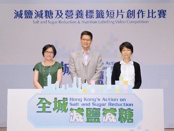 The Centre for Food Safety (CFS) of the Food and Environmental Hygiene Department held Food Safety Day 2015 and the Salt and Sugar Reduction & Nutrition Labelling Video Competition award presentation ceremony today (June 26) to encourage the public to develop a healthy eating habit with less salt and sugar. The Consultant (Community Medicine) (Risk Assessment and Communication) of the CFS, Dr Ho Yuk-yin (centre); the Curriculum Development Officer (Technology Education) of the Education Bureau, Ms Poon Suk-mei (right); and the Secretary of the Committee on Home-School Co-operation, Ms Yung Pik-ching (left), officiated at the Food Safety Day 2015 opening ceremony.