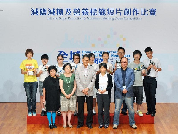 Group photo of officiating guests of Food Safety Day 2015 and judges and representatives of winning teams of the Salt and Sugar Reduction & Nutrition Labelling Video Competition.