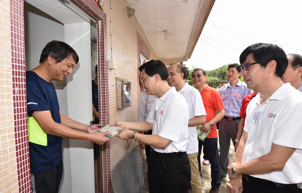 李家超向村民派發清潔包，呼籲他們注意個人及環境衞生。