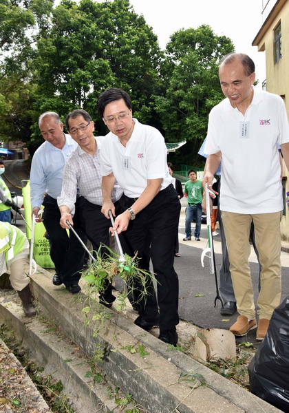 李家超（右二）和嘉賓一起清除雜草，以防蚊蟲滋生。