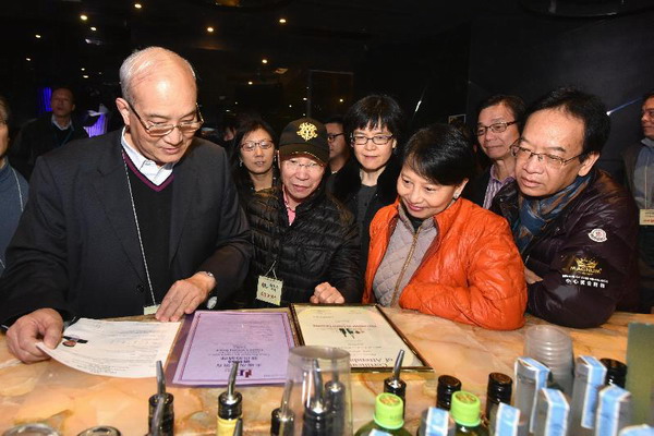 Members of the Liquor Licensing Board, led by the Board Chairman, Mr Stephen Yau, visited a number of premises with liquor licences in Central district, Tsim Sha Tsui and Yau Ma Tei early this morning (December 6) to learn more about the operation of the premises and enforcement actions by the Police. Photo shows Mr Yau (first left); the Permanent Secretary for Food and Health (Food), Mrs Cherry Tse (third right); the Director of Food and Environmental Hygiene, Miss Vivian Lau (fourth right) and other Board members viewing the liquor licence of a premises in Central district.