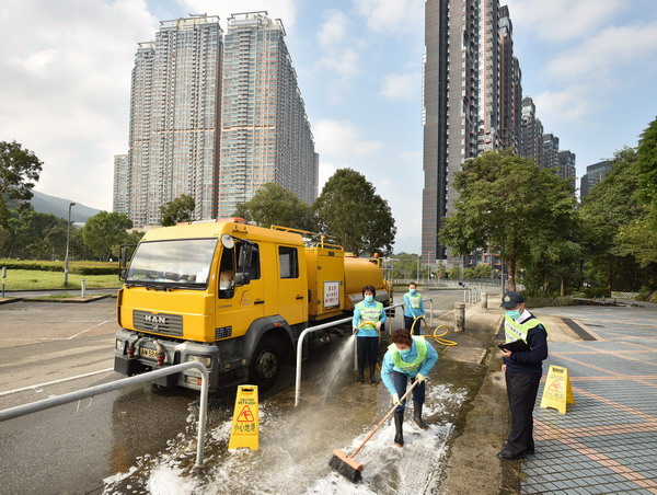 Cleaning workers step up street cleaning to tie in with the Food and Environmental Hygiene Department's three-week territory-wide year-end clean-up campaign starting from today (January 3).