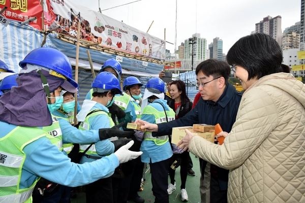 Food and Environmental Hygiene Department staff were deployed to clean up Lunar New Year Fair venues early this morning (January 28) after the fairs ended. Picture shows the Secretary for Food and Health, Dr Ko Wing-man (second right), and the Director of Food and Environmental Hygiene, Miss Vivian Lau (first right), inspecting the clean-up work and showing their support for staff at Victoria Park.
