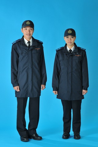 圖示管工（左）及高級管工穿上新多用途外套、鴨舌帽，及換上白色襯衫的新冬季制服。