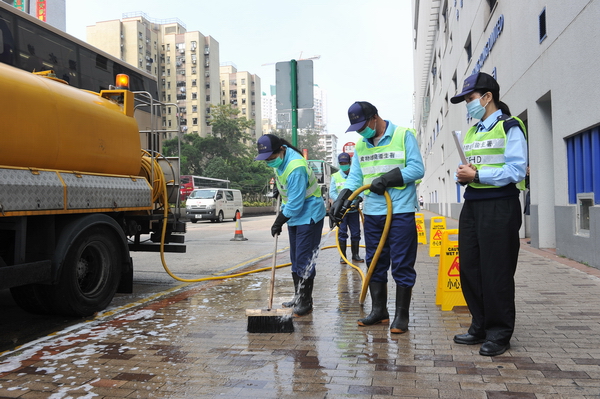 清潔工人加強街道清潔,以配合食物環境衞生署的全港歲晚清潔運動。