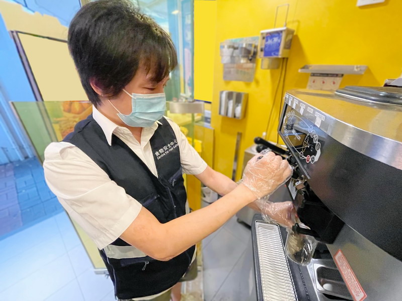 食物环境卫生署食物安全中心（中心）今日（六月十三日）公布冰冻甜点专项食品调查（第一期）结果，约100个检测样本全部合格。图示中心人员抽取冰冻甜点样本作检测