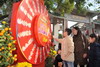 市民在大埔林村的新春市場轉動風車，祈求帶來好運