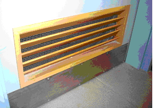 显示在木门脚安装踢脚片的照片